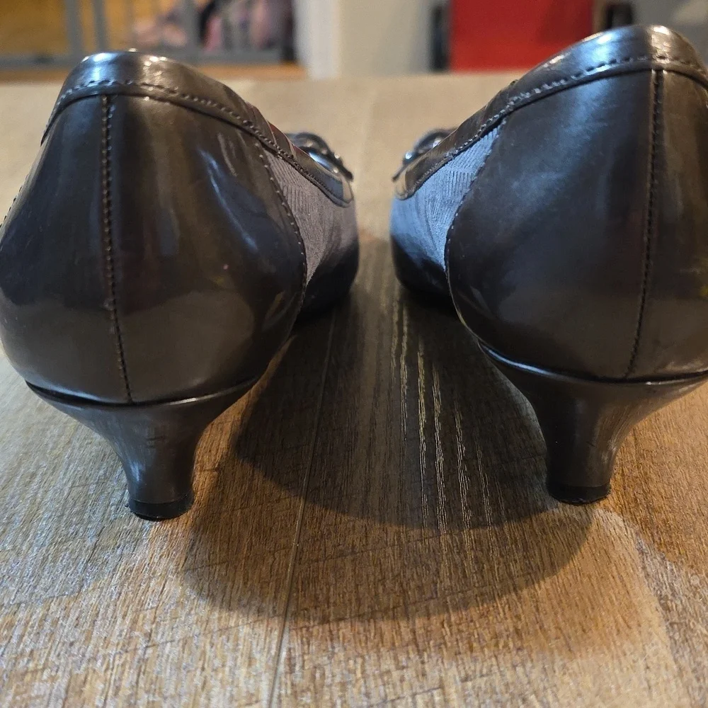 Anne Klein- Akmelanie Gray Kitten Heel. Size 9
